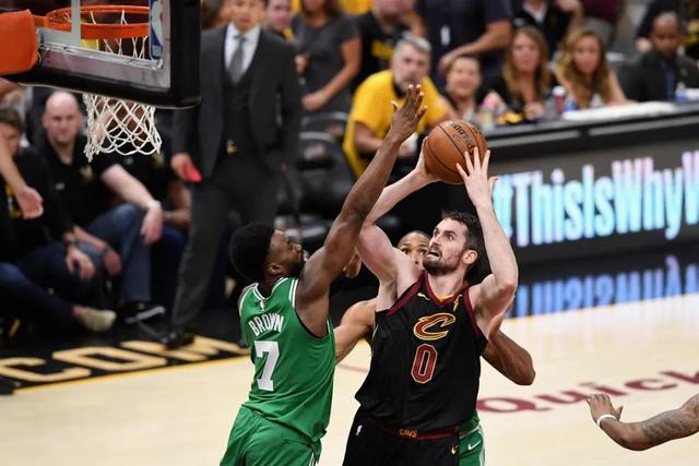 上赛季NBA平均助攻数据盘点：约基奇领跑，坎宁安紧随其后